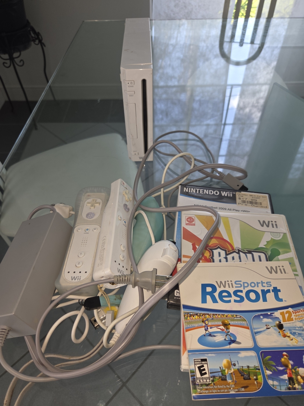 Nintendo Wii Console Bundle in White - Includes Controllers & Games